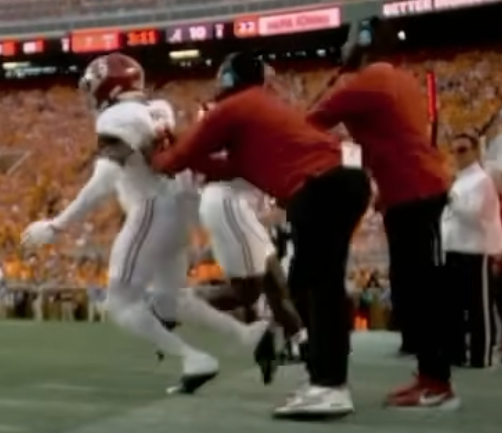 VolsThunder's tweet image. One of the greatest things that happened in last season's 2nd consecutive Bama beating at home in Neyland — was that Malachi Moore came back for another season "to beat us", and he wound up going home with *another* L.
And remember that fake injury?
youtube.com/watch?v=flrAXX…
😆😆😆