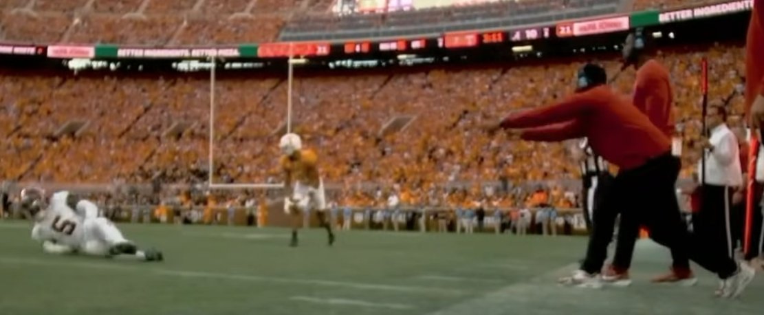 VolsThunder's tweet image. One of the greatest things that happened in last season's 2nd consecutive Bama beating at home in Neyland — was that Malachi Moore came back for another season "to beat us", and he wound up going home with *another* L.
And remember that fake injury?
youtube.com/watch?v=flrAXX…
😆😆😆