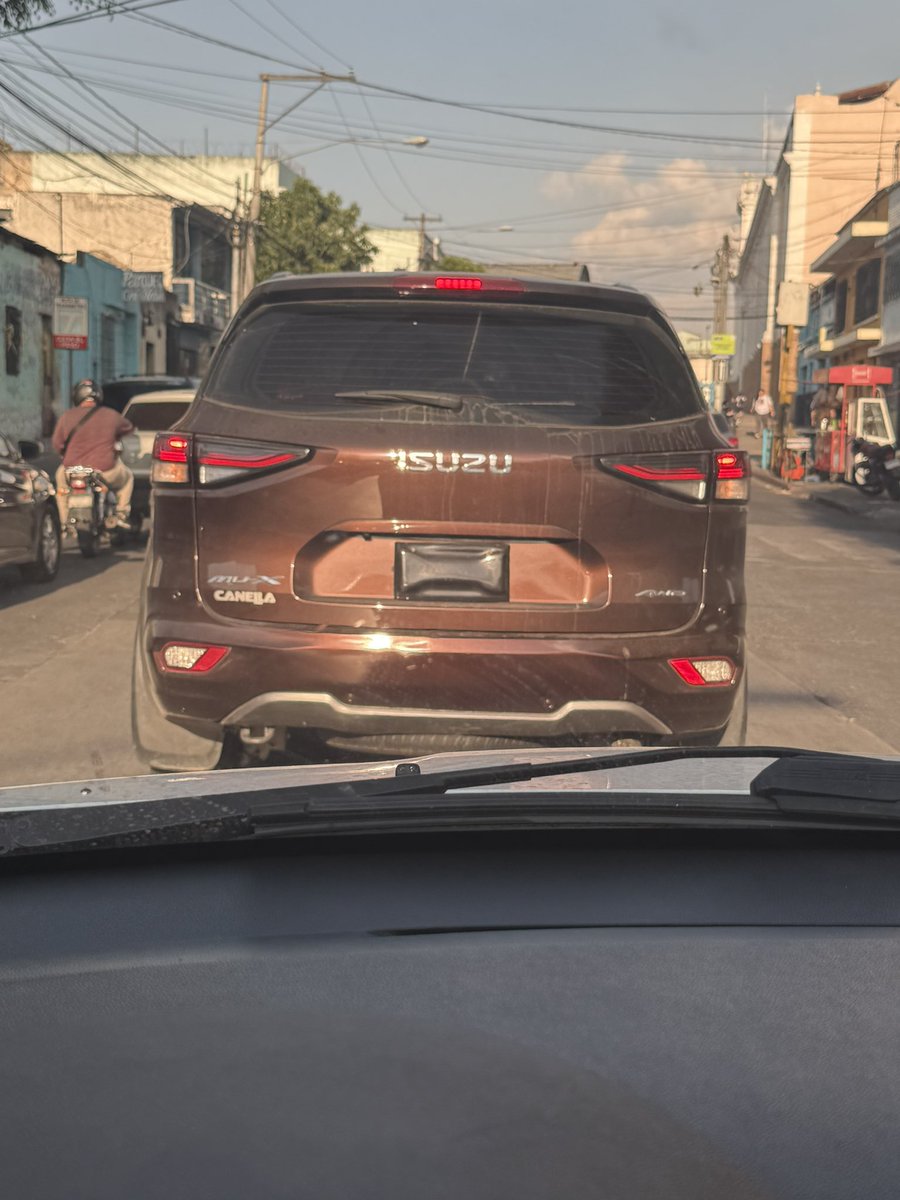 Gabs__C's tweet photo. @PMTMuniGuate cómo pueden permitir que carros con las placas así anden circulando? 
Ah sí, igual que las motos que nadie regula, nadie multa y nunca se hacen responsables de nada. https://t.co/7rGW0PxNMT