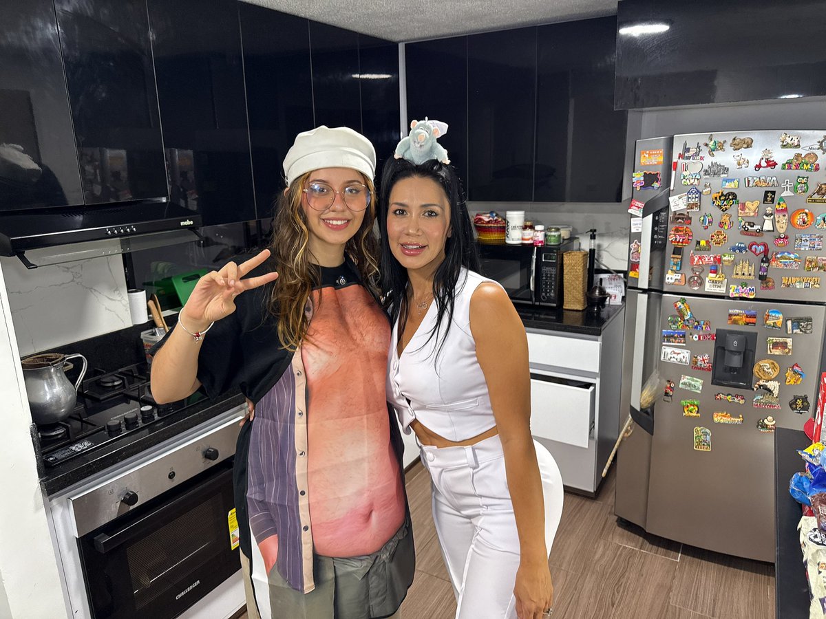 Mezclando todas las galletas para hacer solo una 😋

Twitch.tv/emikukis