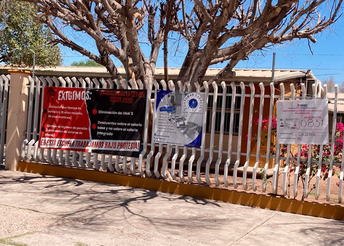 InfoSon1's tweet photo. 📚 Continúan en paro escuelas federalizadas en #Sonora. Docentes exigen eliminar UMAs y regresar al sistema de pensiones anterior.
🏫 Entre los planteles afectados: Jesús Aguirre, Amado Nervo, José Martí, secundarias técnicas 2, 16, 56.
#Educación #ParoMagisterial #LeyISSSTE
Lee más en: https://t.co/qwjo9vbKUn