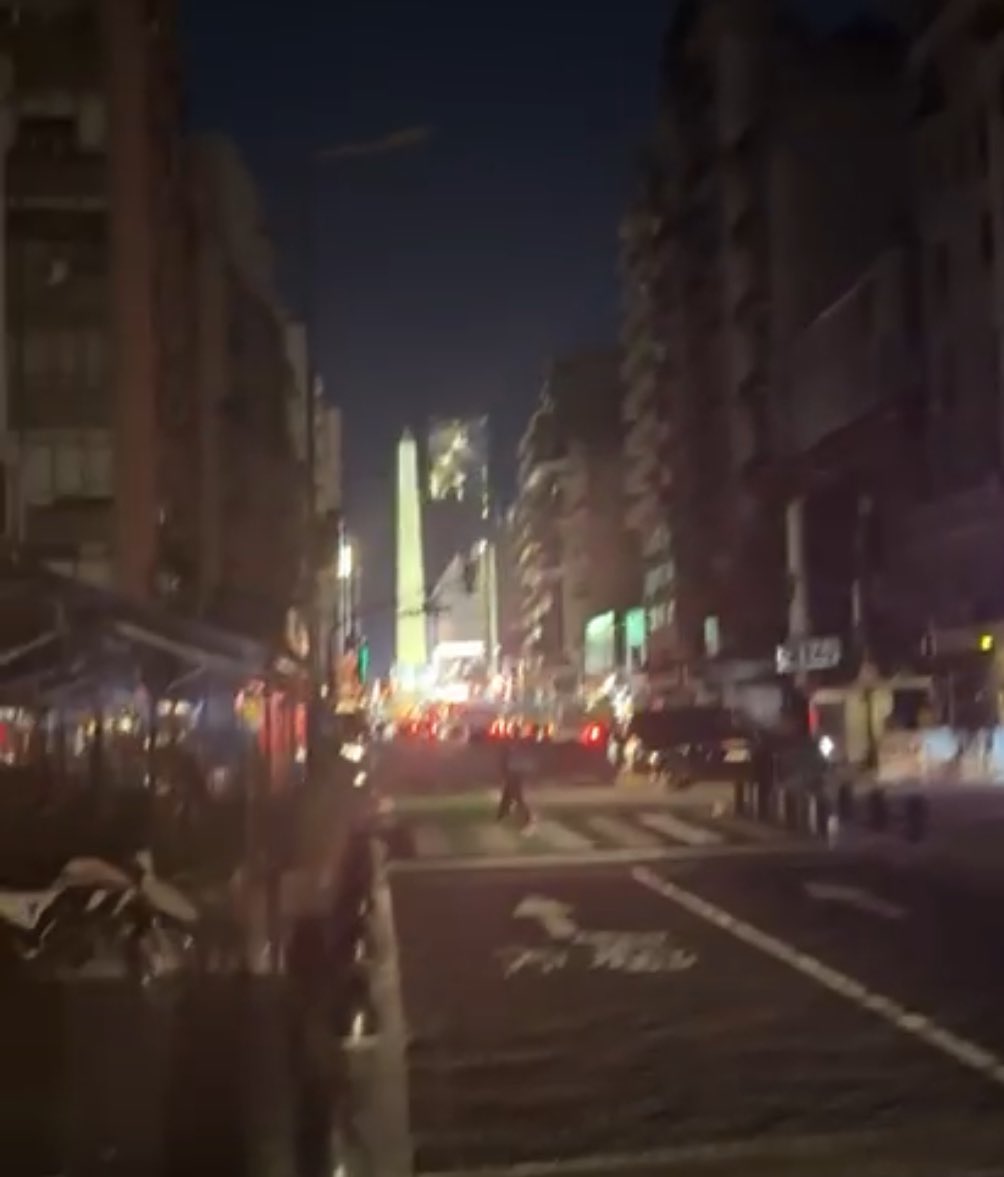 Continúa el masivo apagón sobre la Av. Corrientes. 
Comienzan a suspenderse todas las funciones teatrales en cadena.