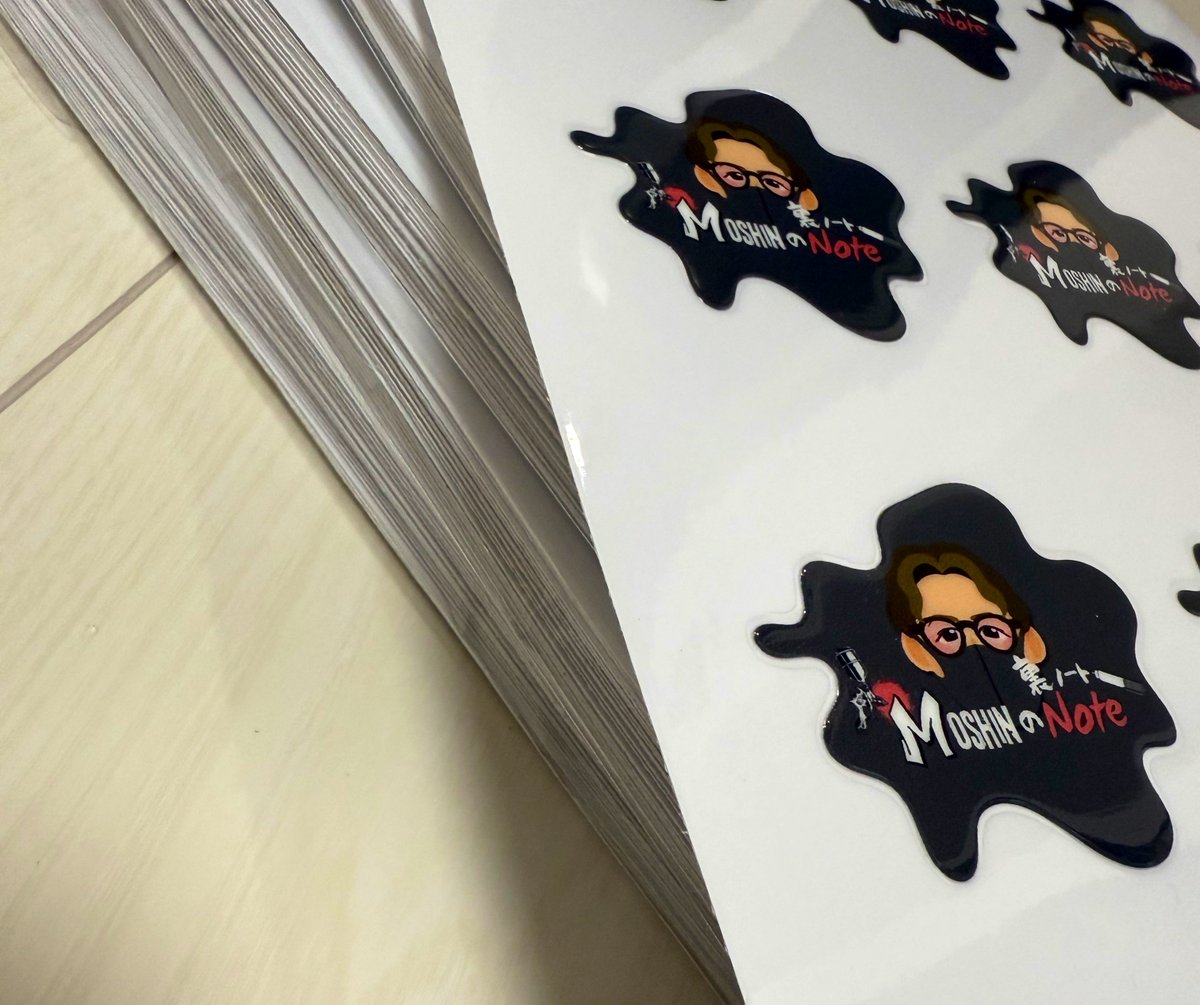 Moshinの裏ノートステッカー100枚作るつもりが、間違えて1200枚作ってしまった... 通りで高いわけだ。。。 ToriTori  Kitchenに来てくれた方、どんどん配ります🙆 https://t.co/Xs0zCjWtdL