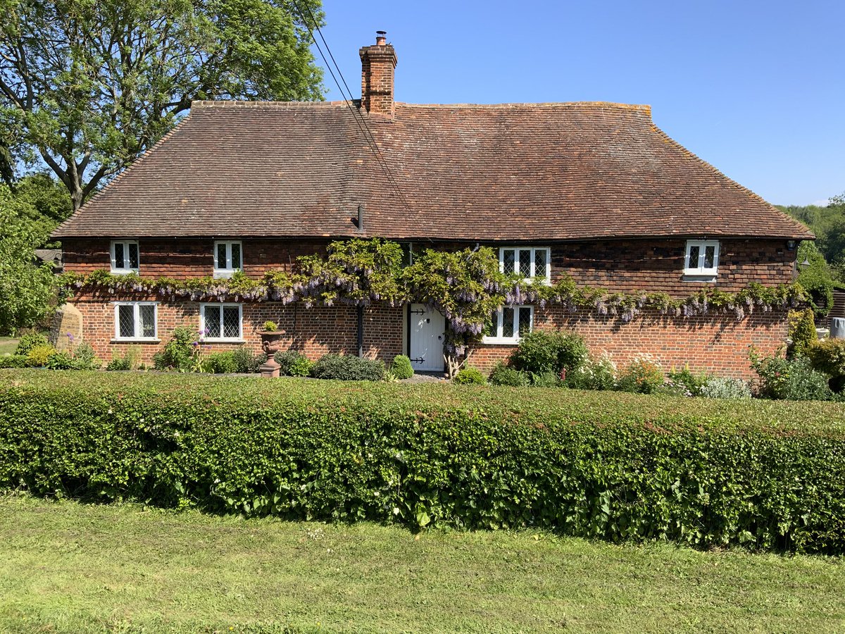 Well what a hot beautiful Spring ☀️I had to take a pick of my house, before the last of the whisteria disappears. It looks and smells so beautiful #Harvel #Meopham 🙏#Kent