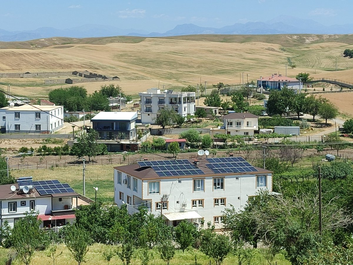 Darabandini's tweet photo. Hûn dizanin, êdî li Bakurê Kurdistanê gelê me hişyar bû ye û enerjîya xwe ji rojê ava dike. https://t.co/3RBjF0nsrb