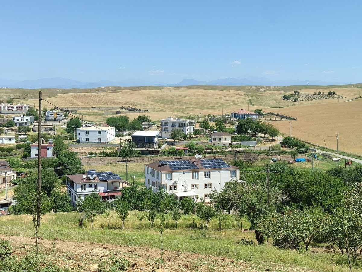 Darabandini's tweet photo. Hûn dizanin, êdî li Bakurê Kurdistanê gelê me hişyar bû ye û enerjîya xwe ji rojê ava dike. https://t.co/3RBjF0nsrb