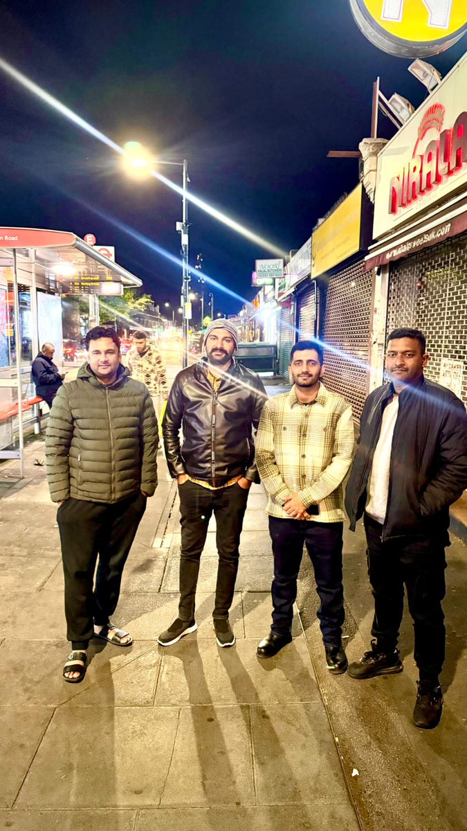 Addygujjar35's tweet photo. "جب اُس نے کہا , مُجھے تُم سے مُحبت ہے , تو میں باہر نکل آیا کیونکہ کمرے کی فضا اُڑنے کے لئے ناکافی تھی." https://t.co/cW231KxNTd