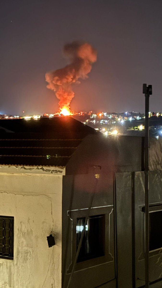 العدو يقصف #الجنوب ، ووزيرٌ في حكومتنا منشغلٌ عن جرح الوطن بـ"البريستيج"!
فليعلم هو ومن على شاكلته أن هيبة الدولة لا تُقاس بزّي أنيق ولا بجلسات فارغة، بل تُبنى بمواقف حازمة وأفعال ترفع كرامة شعبها وتدافع عن أرضه

#جنوب_لبنان