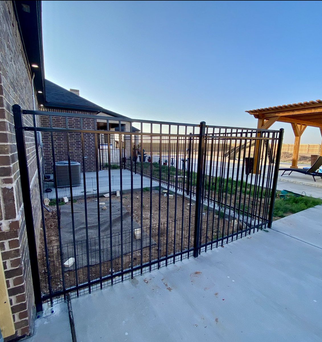 Signature Fence & Stain tweet media