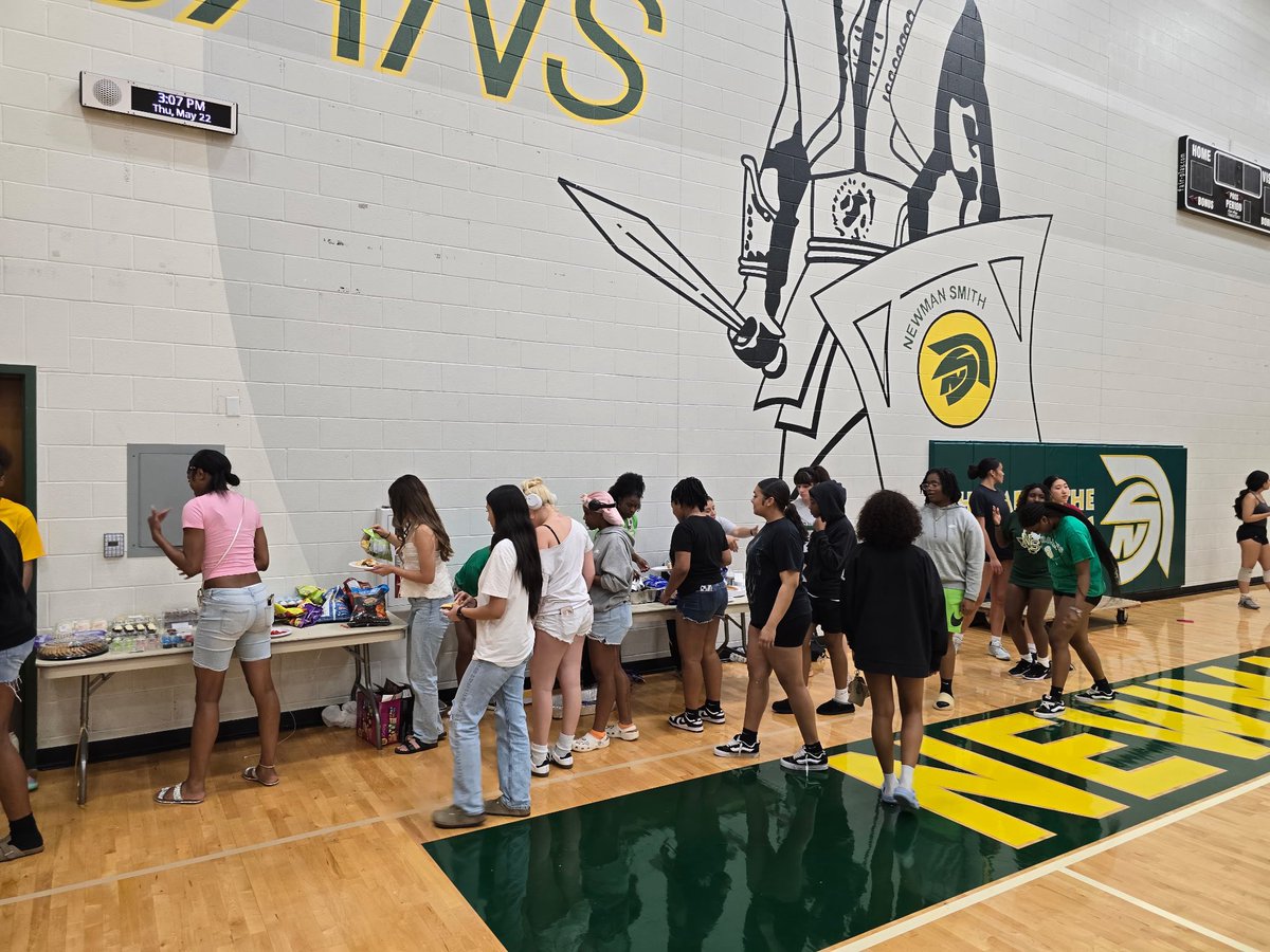 CoachCPerez's tweet image. Shout out to Coach Larkins, always supporting our teams! Thanks for helping to make their last day special!