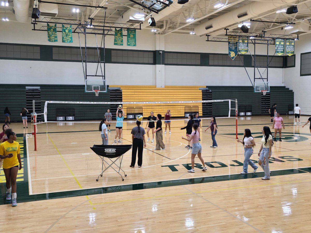 CoachCPerez's tweet image. Shout out to Coach Larkins, always supporting our teams! Thanks for helping to make their last day special!