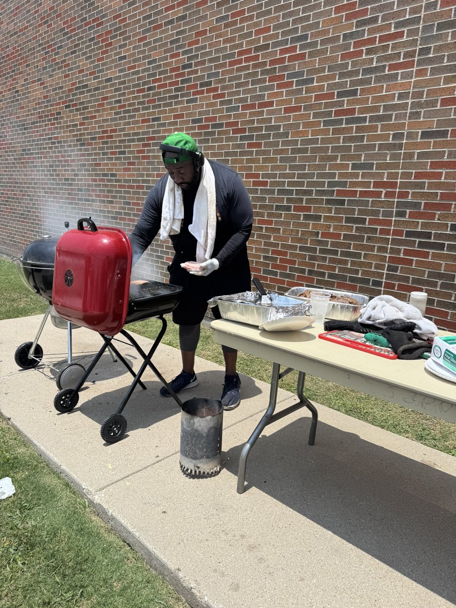 CoachCPerez's tweet image. Shout out to Coach Larkins, always supporting our teams! Thanks for helping to make their last day special!