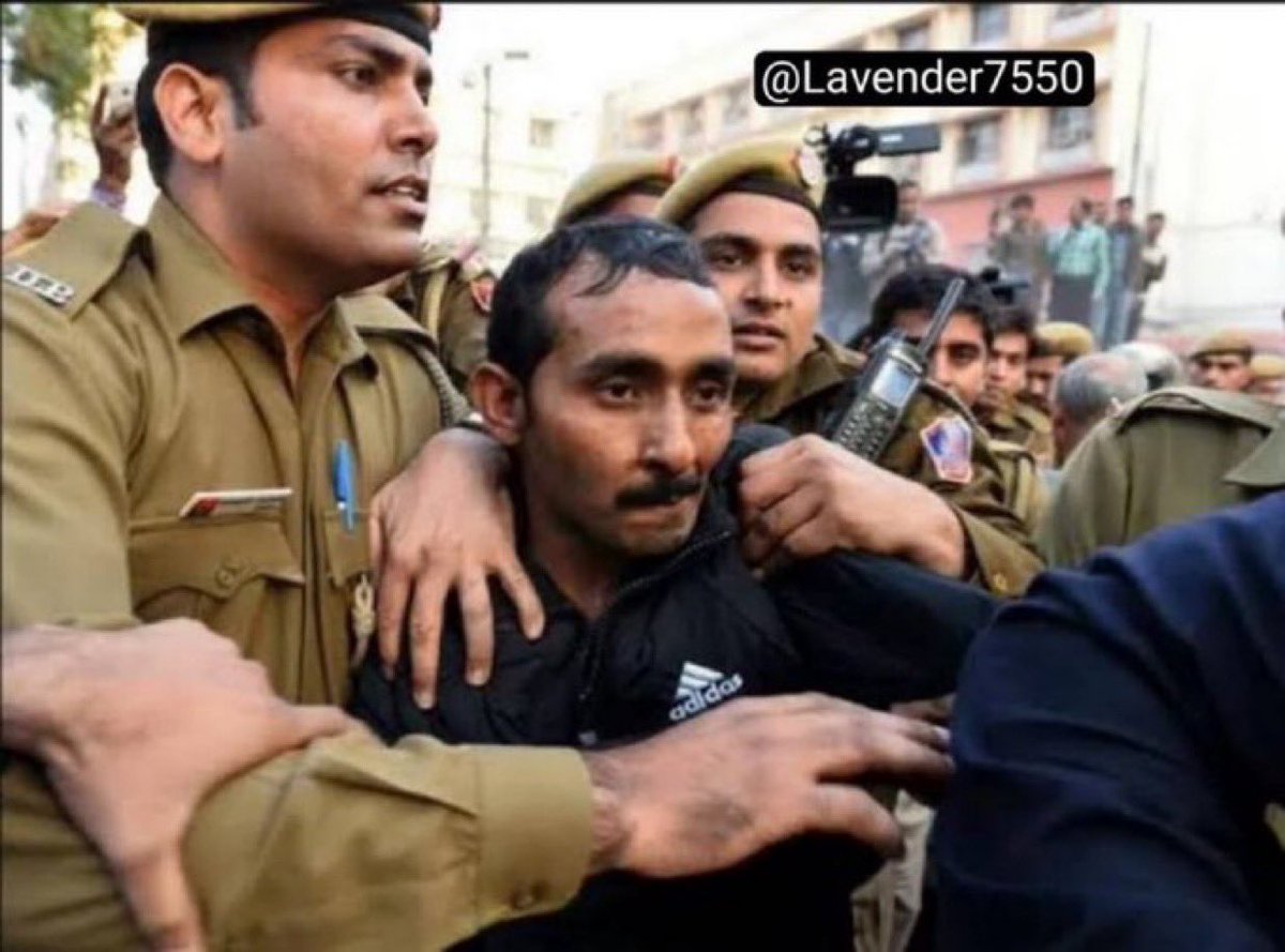 ثريد :

في قاعة المحكمة وقبل الحكم على الجاني، تقدمت حوالي 400 امرأة نحو ( بارات ياداف ) وقاموا بضربه حتى أغمي عليه، وبعدها أخرجوه من المحكمة وقاموا بالتمثيل بجثته وتقطيعه. فماذا فعل بهم بارات ياداف ليعاقبوه بهذه الطريقة؟

فضل التغريدة