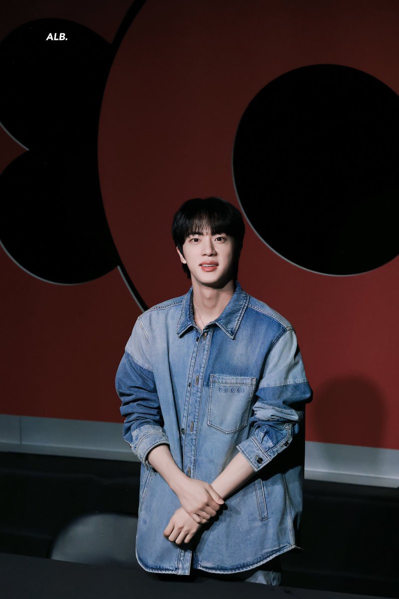 凄いまたジンくんとバッチリ目があっている デニムのセットアップ