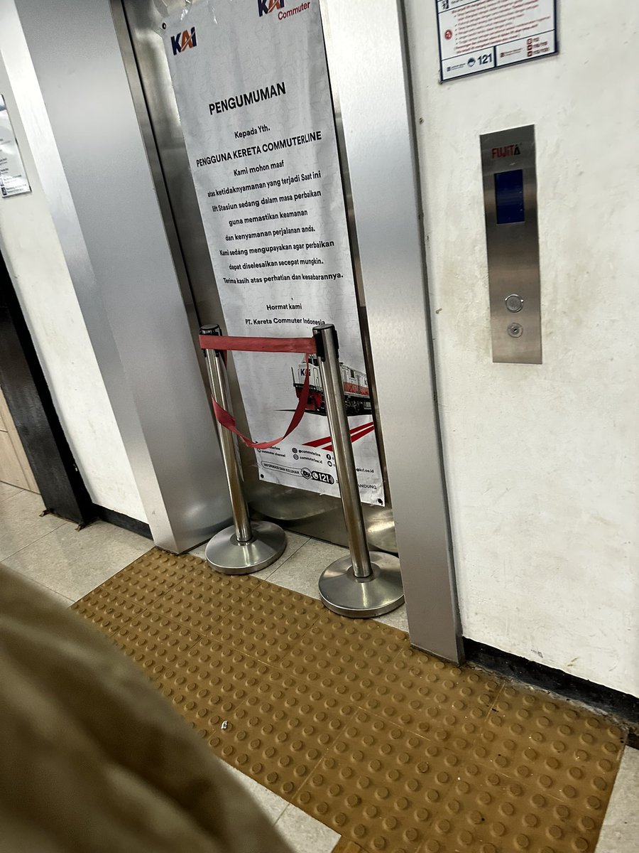 MIAAAW_____'s tweet photo. @CommuterLine Terpantau lift stasiun cimekar masih belum betul nih min, upaya perbaikannya sudah sampai mana dan harus menunggu berapa lama lagi ya? https://t.co/Nc8755XB4f