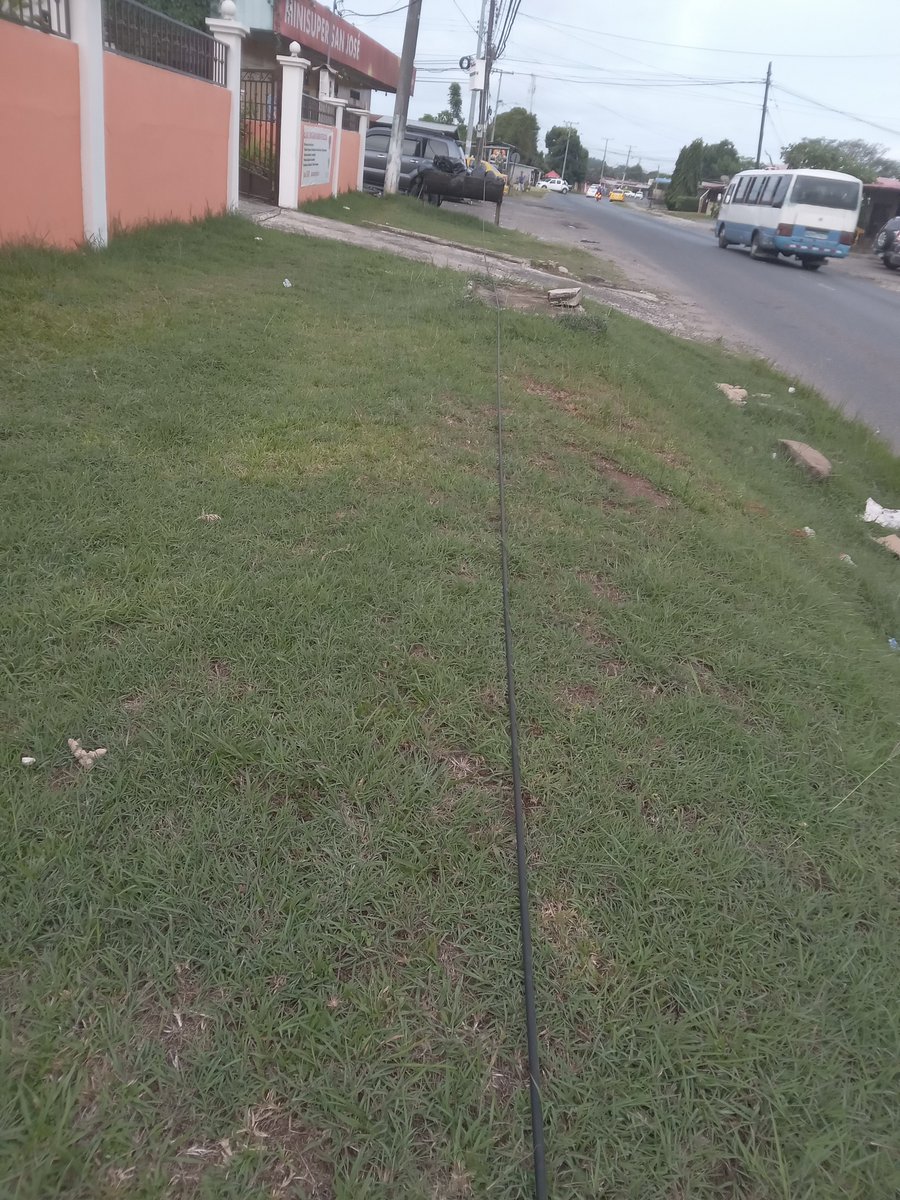 tomasr1506's tweet photo. Señores @NaturgyPa  en la calle principal del Coco en La Chorrera estuvieron cambiando un poste del tendido eléctricos para una estación de combustible que estan construyendo, no se que paso que empezaron a hechar chispas y el cable esta optaculizando mi entrada https://t.co/Fs7nUFO2cR