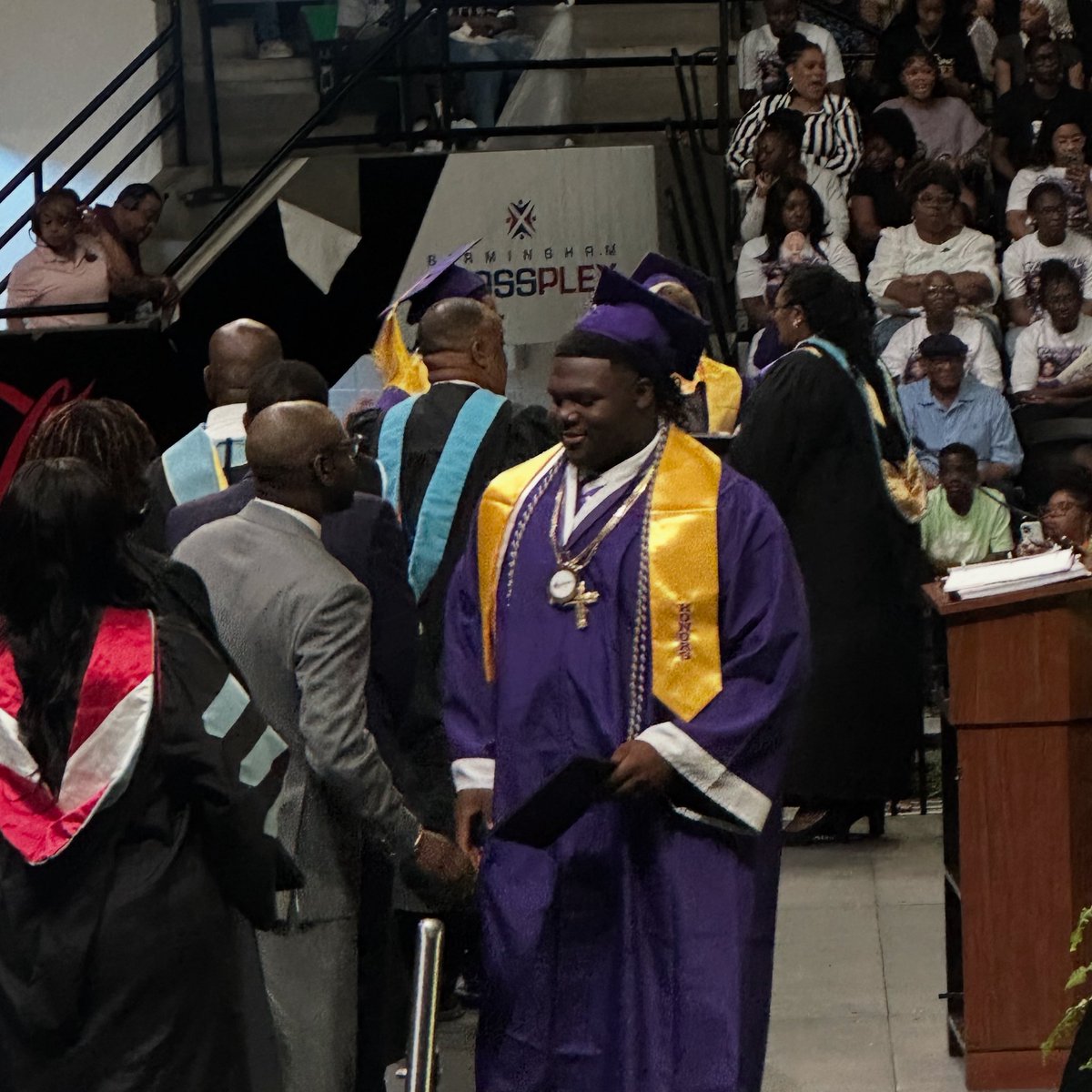 Jourdin07's tweet image. Officially done with High School.
Thank you @BhamCitySchools, @AHParkerFootba1.
#FEARTHEHERD
Honors Graduate ✅
Academy of Health Sciences ✅
State Champion ✅
Championship MVP ✅
6A Region 5 Lineman of the Year ✅
All State ✅
All Region ✅
6A Region 5 DPOY ✅
6A…