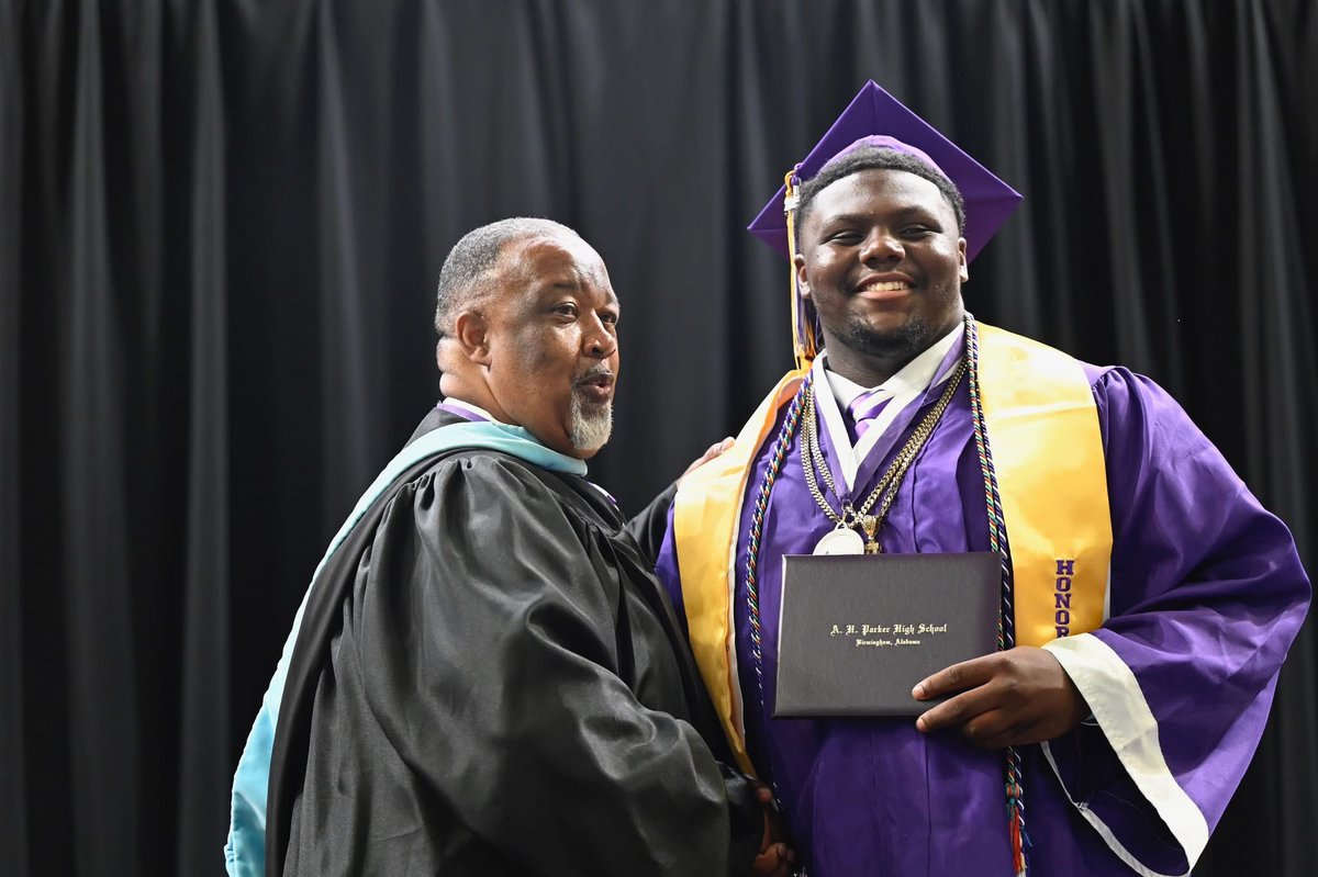 Jourdin07's tweet image. Officially done with High School.
Thank you @BhamCitySchools, @AHParkerFootba1.
#FEARTHEHERD
Honors Graduate ✅
Academy of Health Sciences ✅
State Champion ✅
Championship MVP ✅
6A Region 5 Lineman of the Year ✅
All State ✅
All Region ✅
6A Region 5 DPOY ✅
6A…
