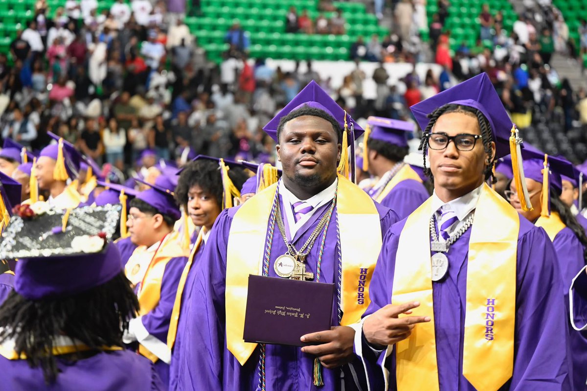 Jourdin07's tweet image. Officially done with High School.
Thank you @BhamCitySchools, @AHParkerFootba1.
#FEARTHEHERD
Honors Graduate ✅
Academy of Health Sciences ✅
State Champion ✅
Championship MVP ✅
6A Region 5 Lineman of the Year ✅
All State ✅
All Region ✅
6A Region 5 DPOY ✅
6A…
