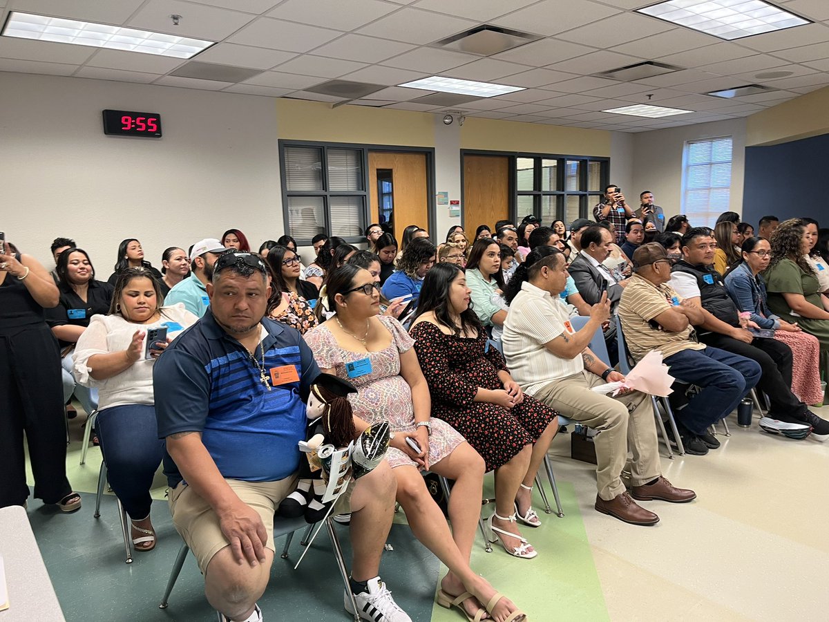 PierceECPandas's tweet photo. End of Year Ceremonies such a great event! Cheers and tears!! #PandaPride @PiercePandas ππΌ https://t.co/P3Lj4IMrio