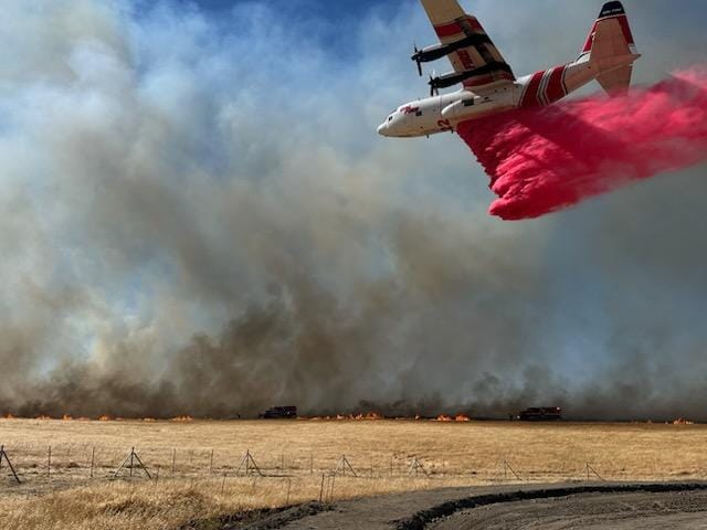 CAL FIRE SCU (@calfirescu) on Twitter photo 🛩️🚁🚒🔥Aggressive fire attack from the ground and the air on the #MidwayFire by CAL FIRE, <a href="/AlamedaCoFire/">Alameda County Fire</a>, <a href="/LPFDFirefighter/">Livermore-Pleasanton Fire Department</a>, and Tracy Fire Department. #Teamwork #Wildfire 🛩️🚁🚒🔥Aggressive fire attack from the ground and the air on the #MidwayFire by CAL FIRE, <a href="/AlamedaCoFire/">Alameda County Fire</a>, <a href="/LPFDFirefighter/">Livermore-Pleasanton Fire Department</a>, and Tracy Fire Department. #Teamwork #Wildfire
