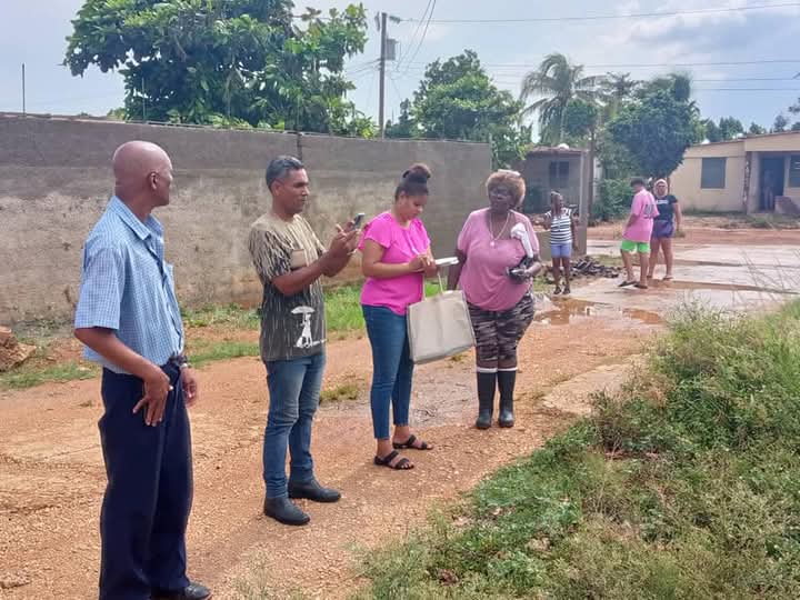 Hoy en Alquízar se evalúan los daños que ocasionó un tornado a su paso por el territorio.
Las cifras preliminares  incluyen pérdida parcial de techo, derrumbe  parcial de pared y caída de cables eléctricos y de telefonía.