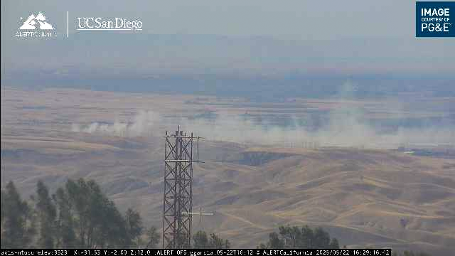 engineco16's tweet photo. #MidwayFire update; 262+ acres. https://t.co/t3jgg65FNl