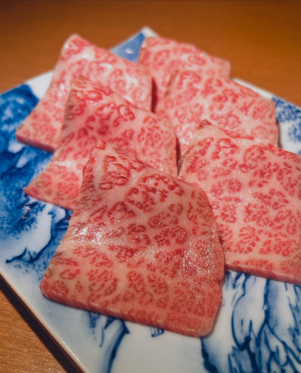 _katsuzan's tweet photo. X投稿サボっておりました(´∀｀=)
近況報告、3月から東京食肉市場より直送のブランド牛を使い始めました🍖
長期肥育の豊美牛のA5クラスとか普通に食べれますよ、しかも超リーズナブル価格設定よ。東京の某有名すき焼き店⭕️半さんのお肉と一緒のものだったりするよー。
写真は豊美牛雌A5のリブ芯🍖 https://t.co/QgVSHk6uvU