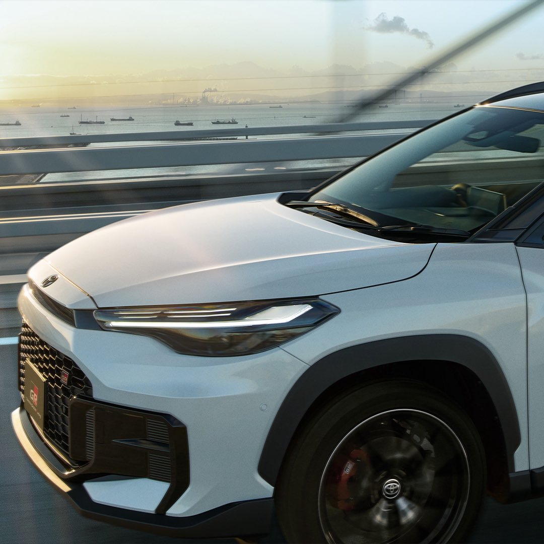 #カローラクロス にGR SPORTを新設定
 
TOYOTA GAZOO Racingは、「モータースポーツを起点としたもっといいクルマづくり」を通じて鍛え上げられたスポーツカーシリーズ、GRの走行性能や世界観を、より多くのお客様にご提供することを目指したGR SPORTのラインアップに、カローラ クロス GR
