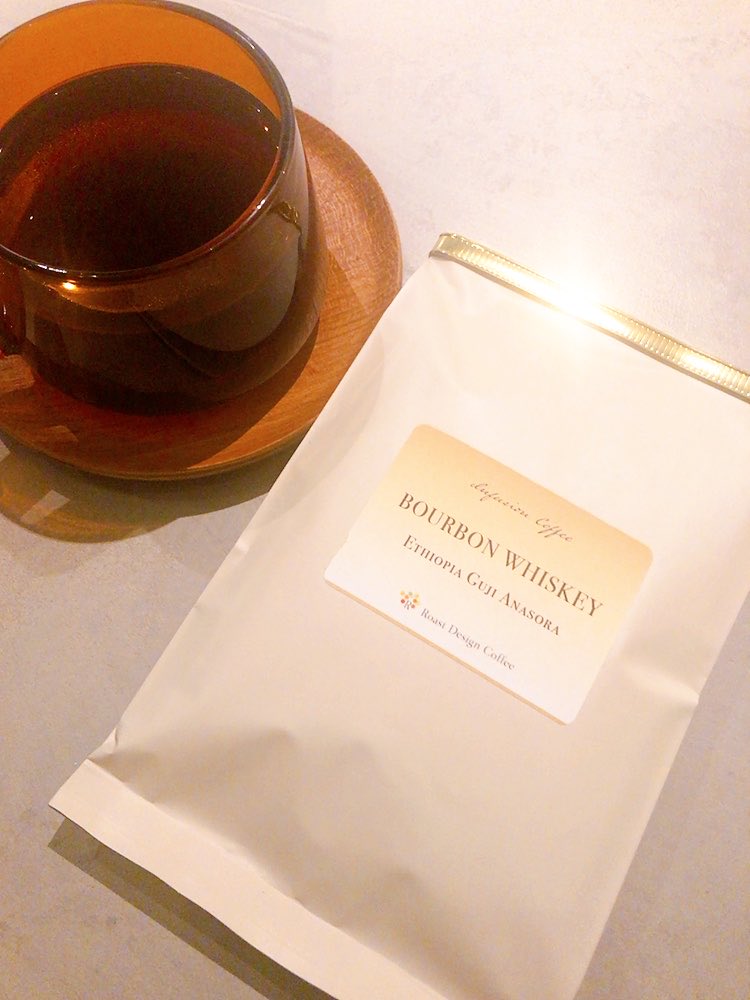 valderrama_2021's tweet photo. コーヒーの生豆にウイスキーを漬け込んで焙煎した「バーボン×エチオピア グジ アナソラ」入荷しました☕️

ウイスキーにはフォアローゼスブラックを使用🌹

ウイスキーの香り、樽感、冷めてくるとわずかにエチオピアの酸味🇪🇹
数量限定です

バルデラマは本日も14:00-23:30です
よろしくお願いします https://t.co/mhAW6JFTWc