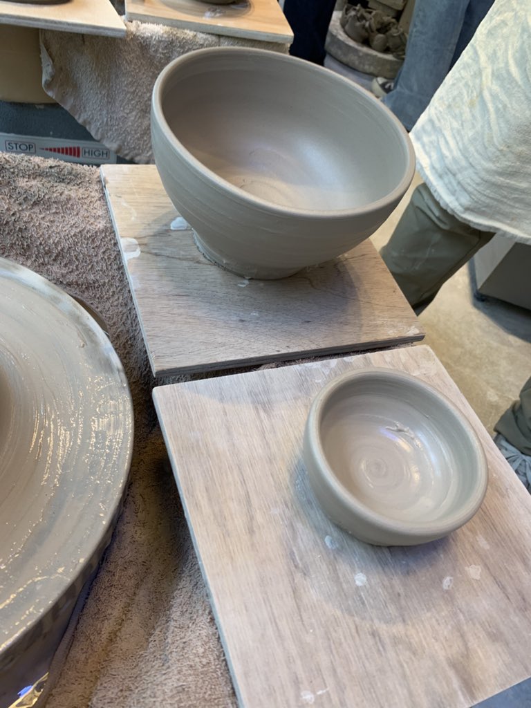 マユリカの東京友錠生活のチケットを取れず泣いてたら、すいちゃんが陶芸に誘ってくれました笑
図工成績最悪を見事に発揮、化け物誕生しかけたけど先生のおかげで陶器物になりました。殆ど先生作←
おちょこを作りたかったのに丼ができて、おちょこ作りたかったのに小皿ができました…楽しかった☺︎