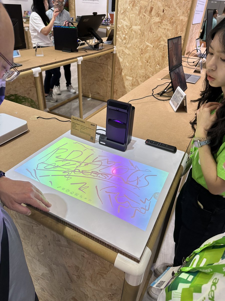 AcerJapan's tweet photo. NEW PD1520US プロジェクター
このデスクモードが新しい!44cmの単焦点で100インチを映すらしい。2Go #Acer #Computex2025 #BreakingAIBarriers https://t.co/cpvEVCaJaR