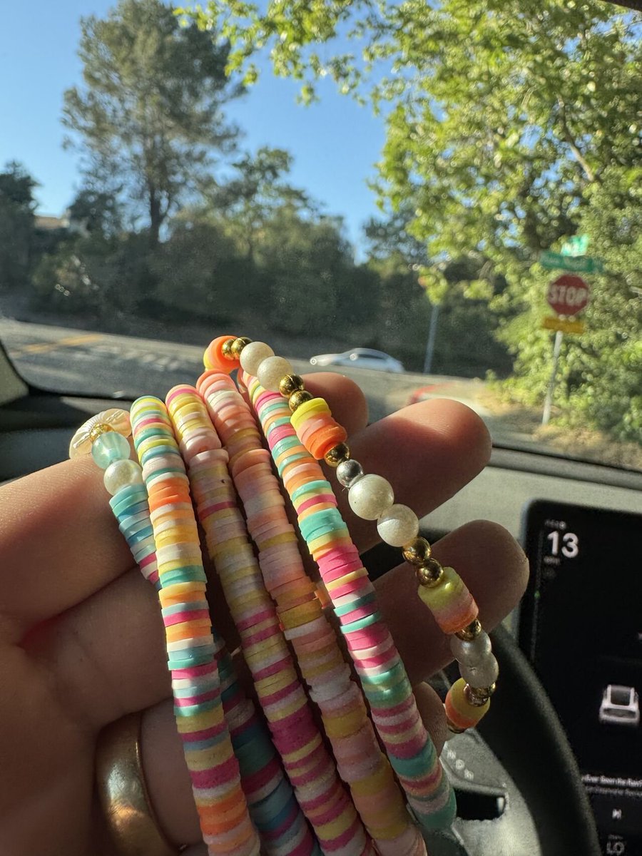 KellenCasebeer's tweet photo. won Mother’s Day thanks to a little girl selling bracelets on the side of the street

bought 6, told her I make my money selling stuff too

Hard to get American hand made goods like this still 😉

11 years old &amp; hustlin… working weekends so she can go to Santa Cruz this summer https://t.co/Zs1zVqHeHu