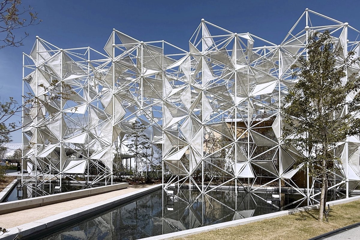 JapanArchitects's tweet photo. 永山祐子建築設計による大阪･関西万博「ウーマンズパビリオン」の組子ファサードが、2027年国際園芸博覧会(GREEN × EXPO 2027)の屋内出展施設にリユースされることが決定。設計は永山祐子建築設計とTSP太陽が協業で手掛ける。
2020年ドバイ万博(左)から2025年大阪･関西万博(右)そして横浜での万博へ https://t.co/QWzWCTRKqp