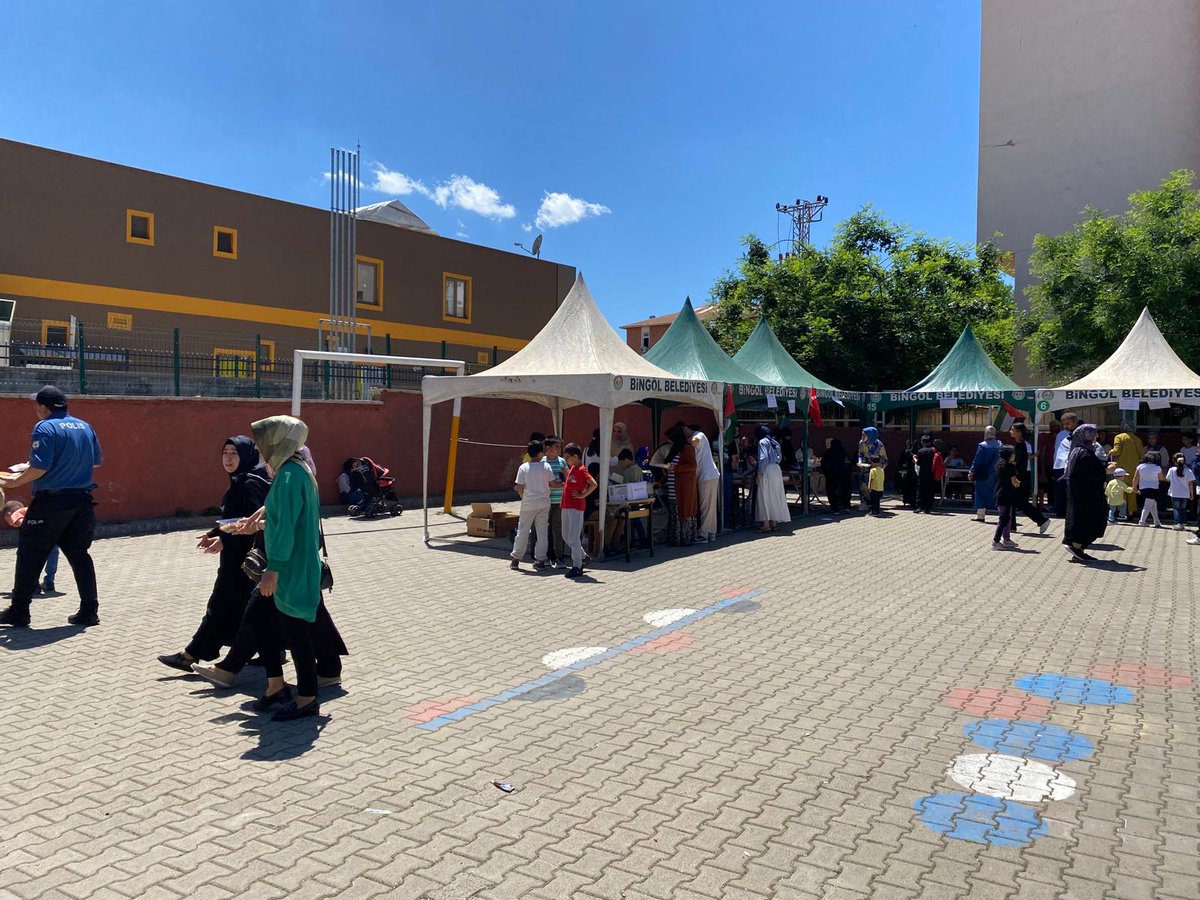 kaz_ilk's tweet photo. Okulumuz çalışanları, öğrencileri ve velilerimiz işbirliği ile Gazze yararına kermes düzenledik. Emek veren herkese sonsuz teşekkür ederiz.

Kazım Karabekir İlk/Ortaokulu Müdürlüğü

@bingolmem 
@tcmeb https://t.co/VbgZgesqW6