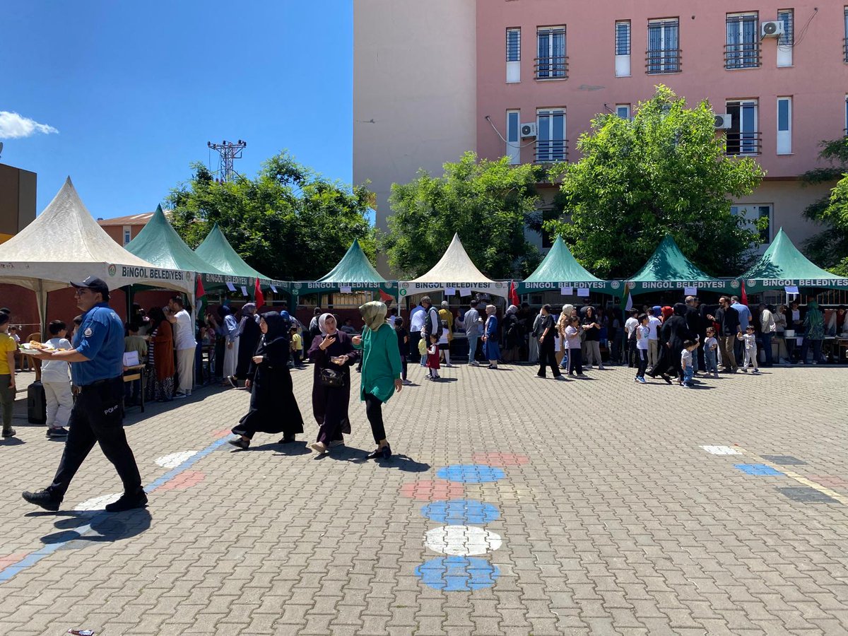 kaz_ilk's tweet photo. Okulumuz çalışanları, öğrencileri ve velilerimiz işbirliği ile Gazze yararına kermes düzenledik. Emek veren herkese sonsuz teşekkür ederiz.

Kazım Karabekir İlk/Ortaokulu Müdürlüğü

@bingolmem 
@tcmeb https://t.co/VbgZgesqW6
