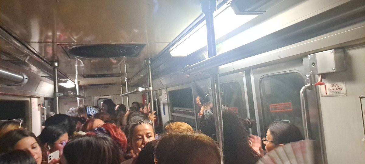 GabymayHernand2's tweet photo. @MetroCDMX Esta peor atorados entre estaciones sin aire acondicionado en línea 3 https://t.co/freVManhcA