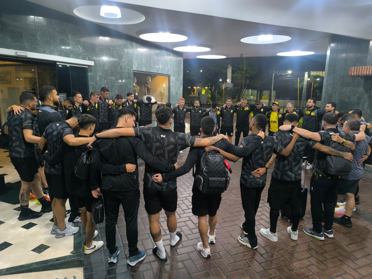 DvoTachira's tweet photo. 🔜 A casa, con la bendición de Dios y el boleto a la Gran Final del Torneo Apertura 🏆

#VamosTáchira 💛🖤 https://t.co/euWTwXzPTF