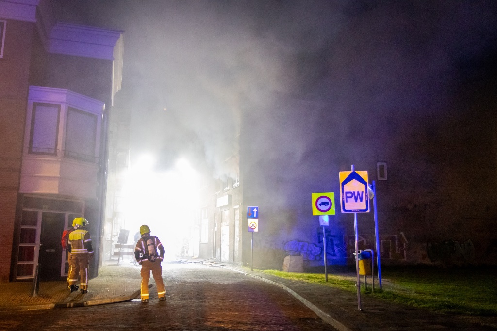 Grote brand legt pand Boterstraat in de as - 'vlammenzee'