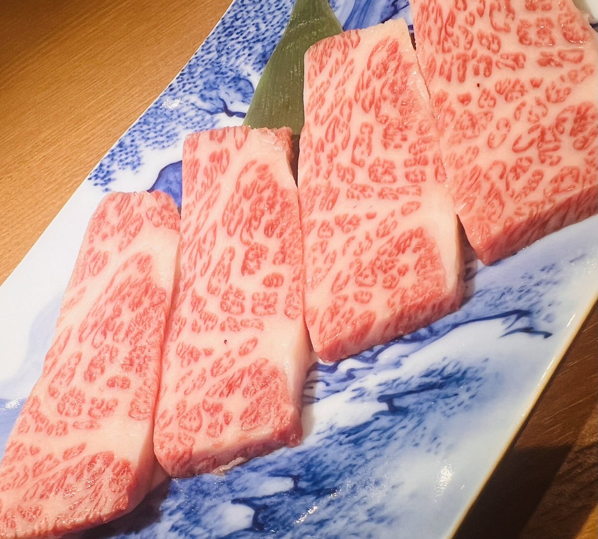_katsuzan's tweet photo. 豊美牛雌A5三角バラ🐮
触っただけで溶ける雌牛のこのサシ
口の中で秒で溶けしまうこのうまさよ
#豊美牛 #東京食肉市場直送 #焼肉 #富山 #滑川市　#寿司県富山　らしいが焼肉もうまいよ！ https://t.co/W2BInk7lSU