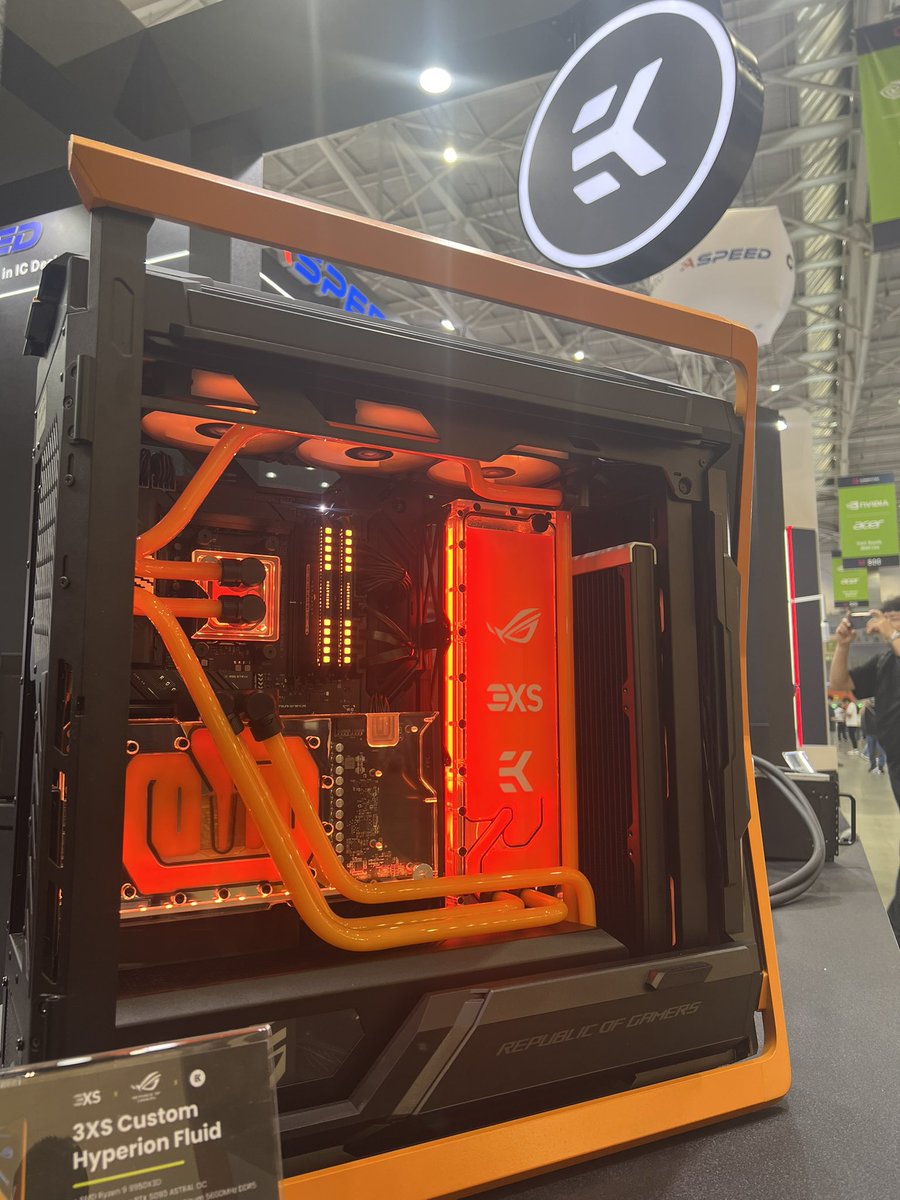 EKbyLMTEK's tweet image. Computex Day 4 🗓️ it’s the final day at Computex and we’re showcasing the latest EK liquid-cooling solutions alongside the ultimate RTX 5090 Gaming PCs from our partners at @ASUS_ROGNA @ScanComputers , @msiUSA &amp;amp; @GIGABYTEUSA . 🌊