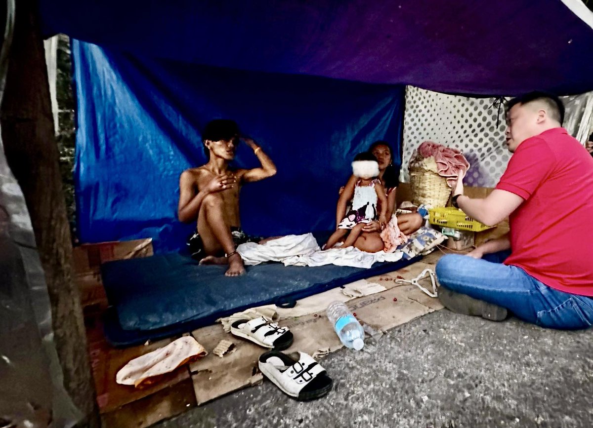 rex_gatchalian's tweet image. Oplan Pag Abot was launched in 2023. It is the outreach program of the DSWD for families and individuals living on the streets. We give them shelter, food, and livelihoods and reintegrate them back into the community. This is a 24/7 effort, with multiple teams working around NCR.