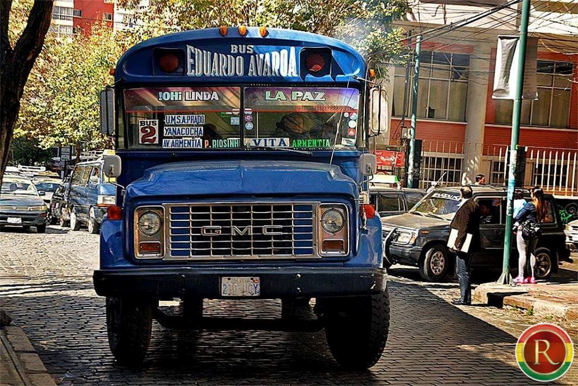 El micro 2 el Leviatán del centro y las laderas desde Llojeta hasta Villa el Carmen trepa bufando, su cola bestial ondea peligrosa al bajar la curva del mercado Sopocachi, surca el Prado, corre en Armentia, duerme en la Buenos Aires y es untual como un reloj y ruidoso como el mar