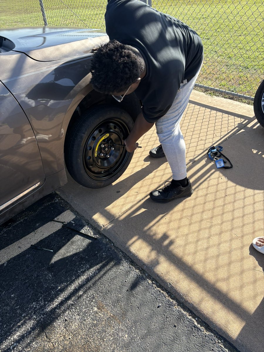 SabinoGomez14's tweet image. Year 1 ✅ The best part about this calling is not only the coaching and teaching the required curriculum, but educating these young adults on essential life skills to give them the best shot at success! Truly blessed. #OSOS