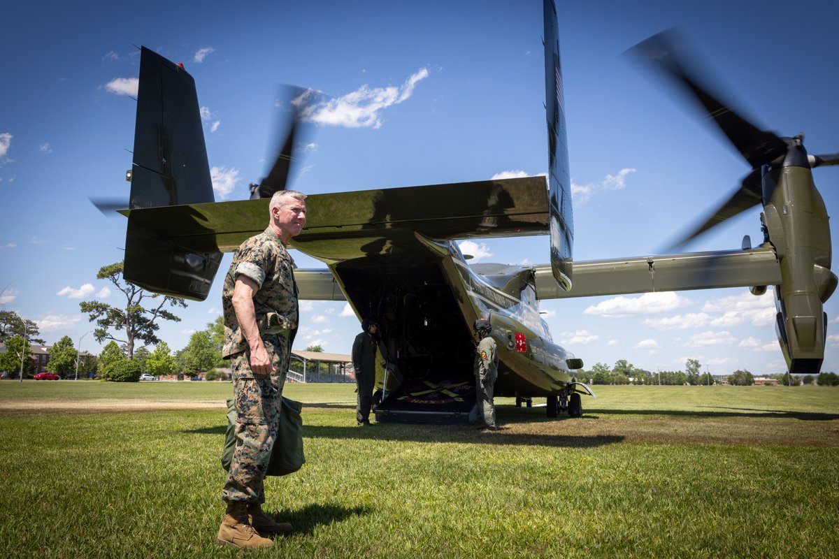 CMC_MarineCorps's tweet image. Today, I visited @Camp_Lejeune to see @iimefmarines @2dMarDiv & @2ndMLG. I spoke with cmdrs and senior enlisted ldrs and recognized several Marines for their superior performance. II MEF, our service-retained MEF, JTF Capable, ready to respond to conflict / crisis globally.