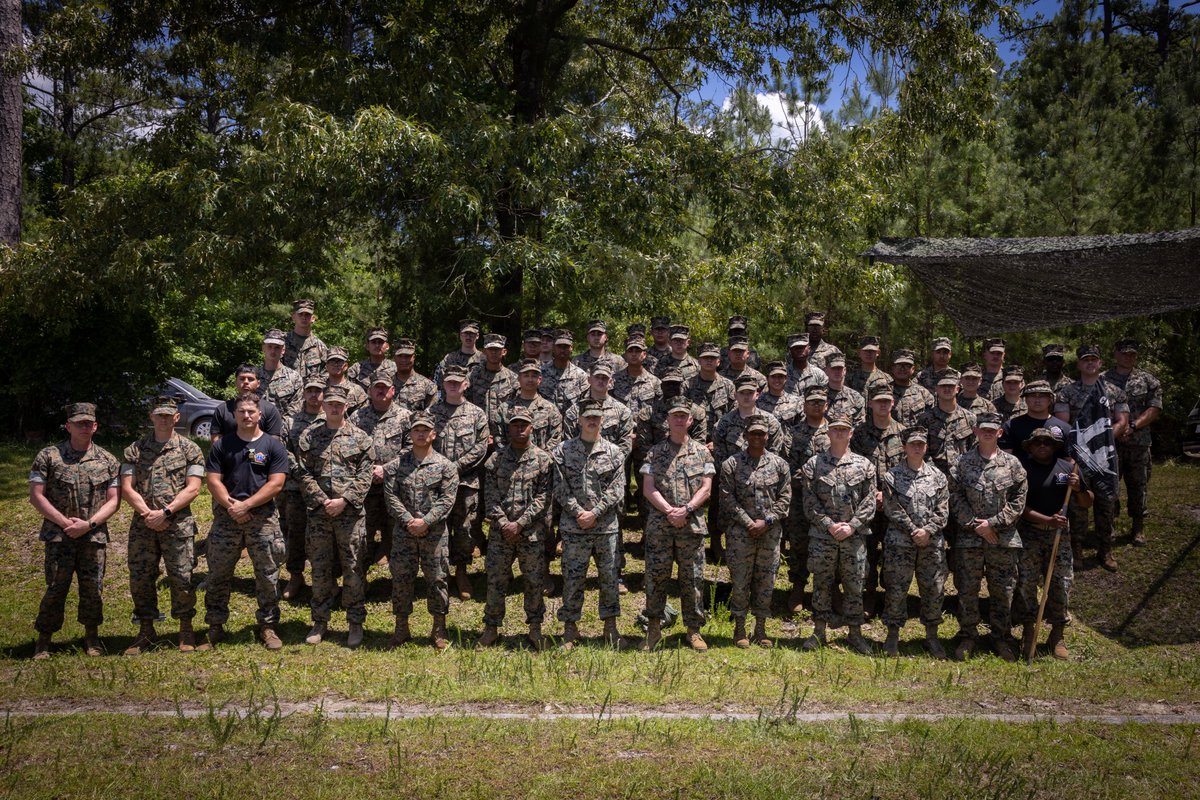 CMC_MarineCorps's tweet image. Today, I visited @Camp_Lejeune to see @iimefmarines @2dMarDiv & @2ndMLG. I spoke with cmdrs and senior enlisted ldrs and recognized several Marines for their superior performance. II MEF, our service-retained MEF, JTF Capable, ready to respond to conflict / crisis globally.