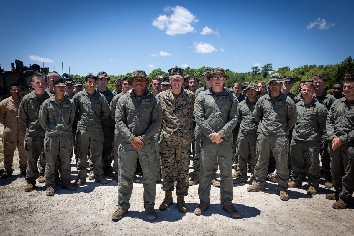 CMC_MarineCorps's tweet image. Today, I visited @Camp_Lejeune to see @iimefmarines @2dMarDiv & @2ndMLG. I spoke with cmdrs and senior enlisted ldrs and recognized several Marines for their superior performance. II MEF, our service-retained MEF, JTF Capable, ready to respond to conflict / crisis globally.