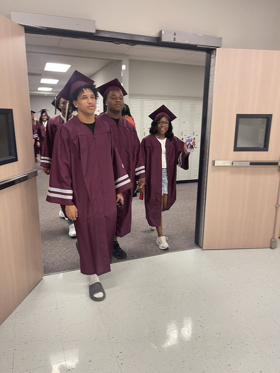 CounselingSlms's tweet photo. Shout out to the @SLMSTitans teachers and student body! It was a great show of support! #middleschoolrocks #ilovewhatido https://t.co/uA8nVdD2pr