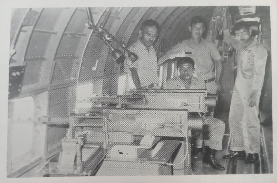 Gunship TNI AU.
Upaya mandiri memanfaatkan C-47 menjadi gunship dengan memasang senapan mesin berat kaliber 12,7 mm.
Pesawat gunship ini nantinya digunakan dalam bantuan tembakan udara di Timor Timur.
Dok Catur Windu TNI AU 
#operasiseroja
#sejarahmiliter