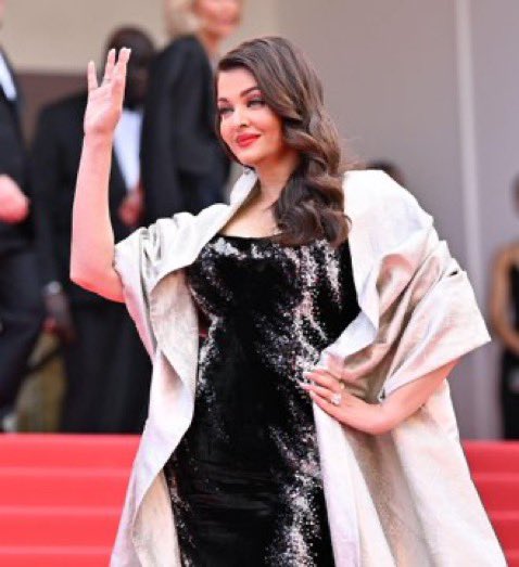 [PIX] #AishwaryaRaiBachchan graces the Cannes 2025 red carpet • Day 2 

#Cannes2025 #AishwaryaAtCannes ✨